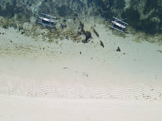 Indonesien, Bali, Nusa Dua Strand, Luftaufnahme von Auslegerbooten, die auf dem Meer verankert sind - KNTF03943