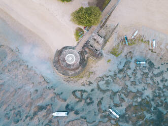 Indonesien, Bali, Luftaufnahme des Hubschrauberlandeplatzes am Strand von Sanur - KNTF03956