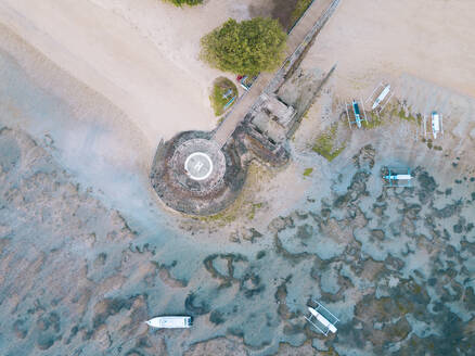 Indonesien, Bali, Luftaufnahme des Hubschrauberlandeplatzes am Strand von Sanur - KNTF03956