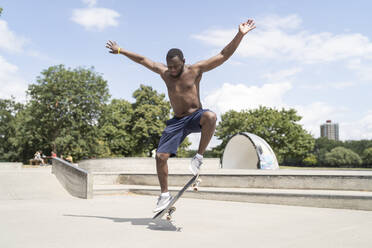 Mann beim Schlittschuhlaufen im Skatepark - FBAF01120