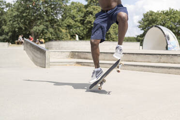 Man skating in skate park - FBAF01121