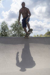 Mann beim Schlittschuhlaufen im Skatepark - FBAF01124