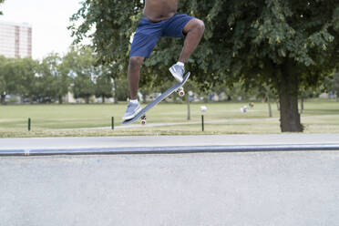 Springendes Skateboarder in der Luft - FBAF01127