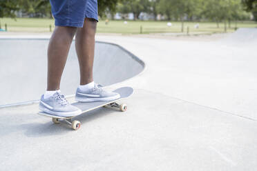 Mann stehend auf Skateboard - FBAF01128