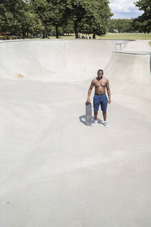 Mann mit Skateboard im Skatepark - FBAF01133
