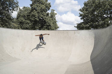 Man skating in skate park - FBAF01136