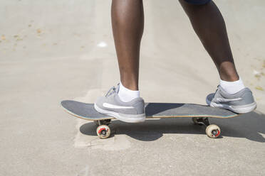 Mann stehend auf Skateboard - FBAF01137