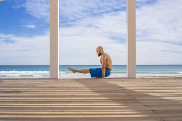 Sportliches Training am Strand - DLTSF00379