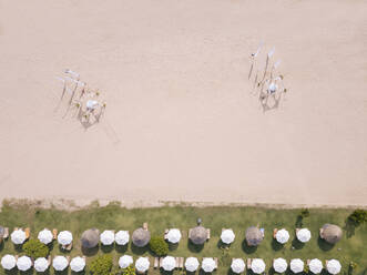 Indonesien, Bali, Nusa Dua, Luftaufnahme von Reihen von Sonnenschirmen am Strand - KNTF03962