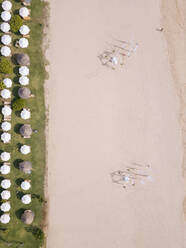 Indonesien, Bali, Nusa Dua, Luftaufnahme von Reihen von Sonnenschirmen am Strand - KNTF03963