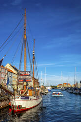 Dänemark, Kopenhagen, Nyhavn, Schiff am Kanal - PUF01812