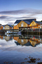 Norwegen, Moskenes, Lofoten Archipel, Fischerdorf bei Sonnenuntergang - PUF01813