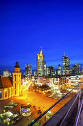 Deutschland, Hessen, Frankfurt, Blick auf die Hauptwache und die beleuchteten Wolkenkratzer bei Nacht - PUF01816