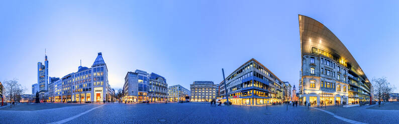 Deutschland, Hessen, Frankfurt, Panoramablick auf den Schillerplatz in der Abenddämmerung - PUF01821