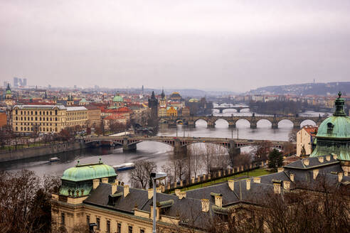 Tschechische Republik, Prag, Blick von oben auf die Altstadt und den Fluss - PUF01828