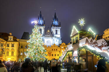 Tschechische Republik, Prag, Weihnachtsmarkt bei Nacht - PUF01829