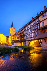 Deutschland, Thüringen, Erfurt, Kramerbrucke bei Nacht beleuchtet - PUF01832