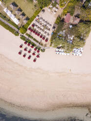 Indonesien, Bali, Nusa Dua, Luftaufnahme von Sonnenschirmen am Strand - KNTF03969