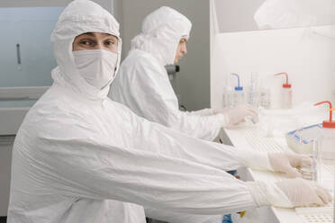 Zwei Wissenschaftler arbeiten im Labor - AHSF01702