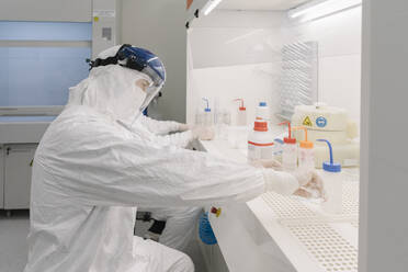 Zwei Wissenschaftler arbeiten im Labor - AHSF01705