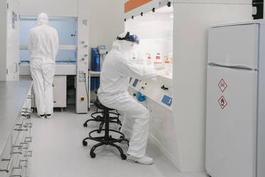 Zwei Wissenschaftler arbeiten im Labor - AHSF01706