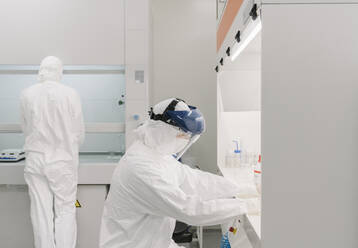 Zwei Wissenschaftler arbeiten im Labor - AHSF01707