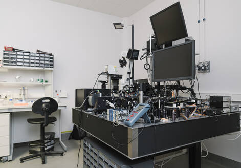 Lasergerät in einem Labor - AHSF01731