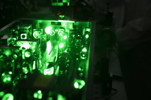 Lasergerät in einem Labor - AHSF01756
