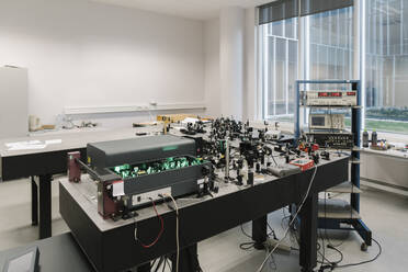 Lasergerät in einem Labor - AHSF01759