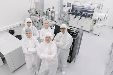 Porträt eines selbstbewussten Teams von Wissenschaftlern im Labor - AHSF01786