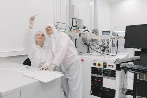 Zwei Wissenschaftler arbeiten im Labor - AHSF01836