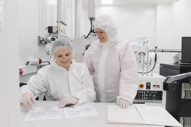 Zwei Wissenschaftler arbeiten im Labor - AHSF01837