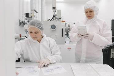 Zwei Wissenschaftler arbeiten im Labor - AHSF01838