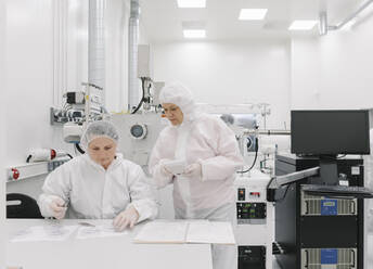 Zwei Wissenschaftler arbeiten im Labor - AHSF01839