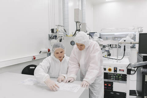 Zwei Wissenschaftler arbeiten im Labor, lizenzfreies Stockfoto