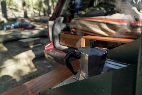 Kaffeemaschine auf dem Campingkocher auf dem Campingplatz - CAVF72493