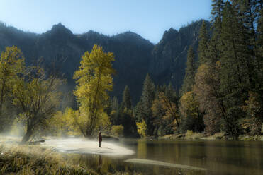 Wanderin am Fluss vor den Bergen im Yosemite-Nationalpark - CAVF72494