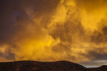 Scenic Blick auf Berg gegen gelben bewölkten Himmel bei Sonnenuntergang - CAVF72521