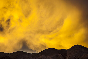 Scenic Blick auf Berg gegen gelbe Wolkenlandschaft bei Sonnenuntergang - CAVF72522