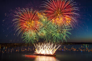 Buntes Feuerwerk an der English Bay gegen den Himmel - CAVF72536