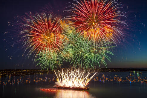 Buntes Feuerwerk an der English Bay gegen den Himmel - CAVF72536