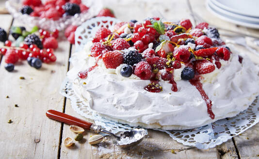 Pavlova cake with fresh fruits - DREF00006