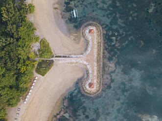 Indonesien, Bali, Sanur, Luftaufnahme vom Strand des Resorts - KNTF04006