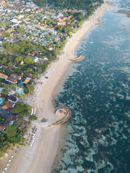 Indonesien, Bali, Sanur, Luftaufnahme vom Strand des Resorts - KNTF04007