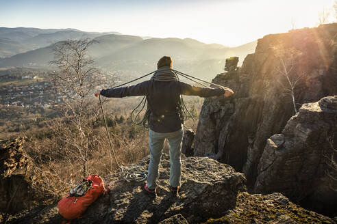 Bergsteigerin mit Seil auf dem Battert-Felsen bei Sonnenuntergang, Baden-Baden, Deutschland - MSUF00108