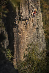 Mann beim Klettern am Battert-Felsen, Baden-Baden, Deutschland - MSUF00120