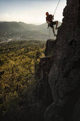 Mann beim Klettern am Battert-Felsen, Baden-Baden, Deutschland - MSUF00122