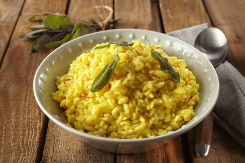 Safranrisotto mit Salbeiblättern - DREF00019