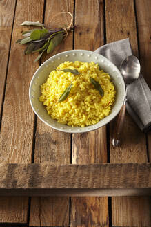 Saffron risotto with sage leaves - DREF00020