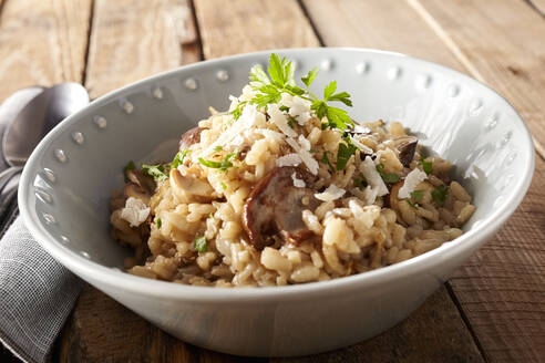 Nahaufnahme einer Schüssel mit Risotto mit Pilzen - DREF00024